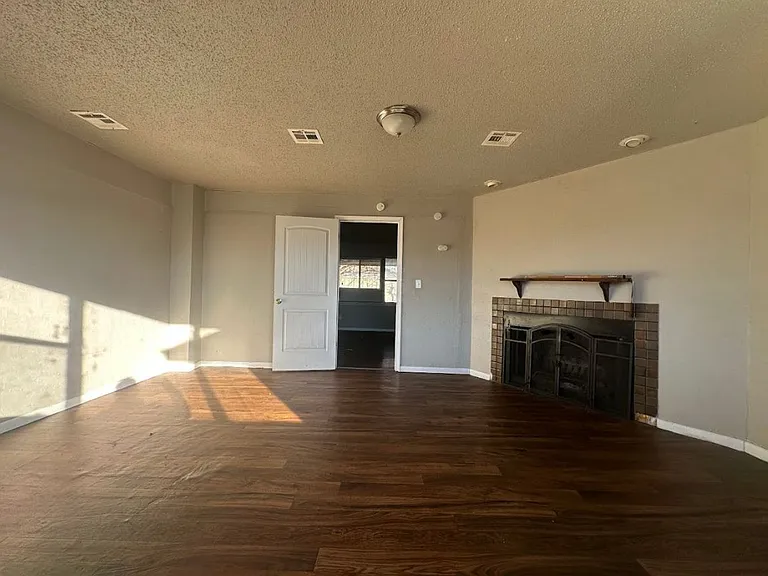 5900 S Blackwelder Ave — Photo 3