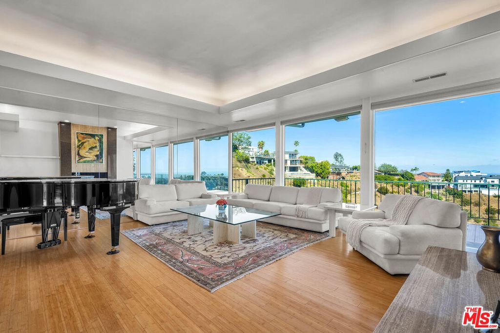 10924 Savona Rd, Los Angeles, CA - View 3