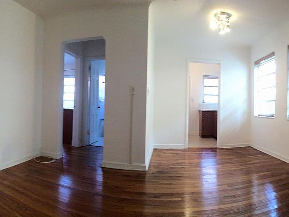 4th image of 2115 Bay Dr APT 4