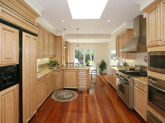 Kitchen w/eat-in + office