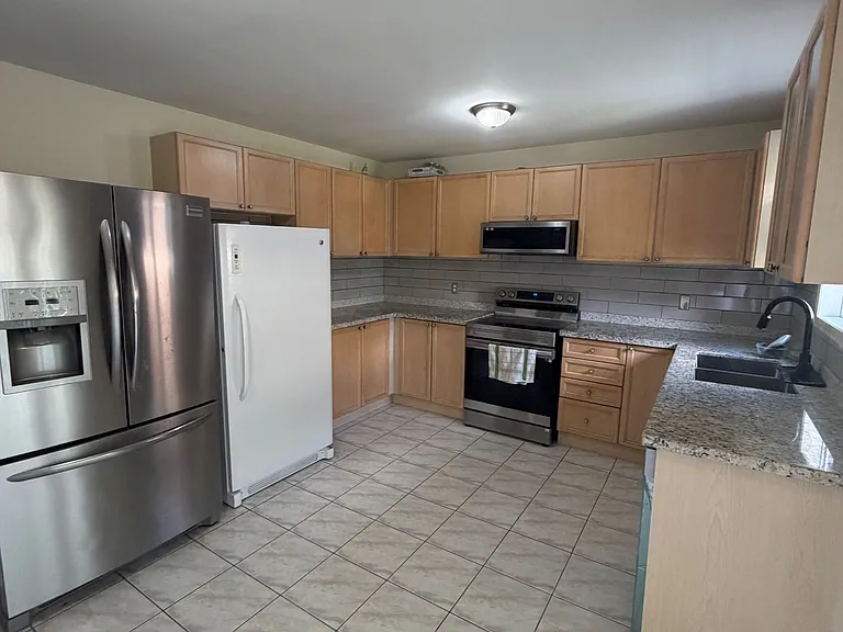 127 Brisdale Dr — Photo 5