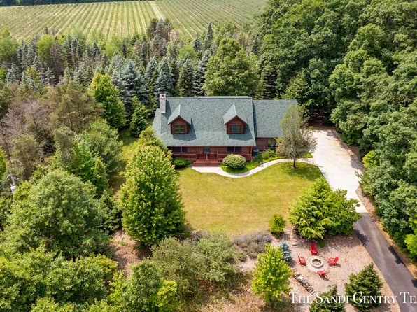 12203 Oakridge Ct, Grand Haven, MI 49417