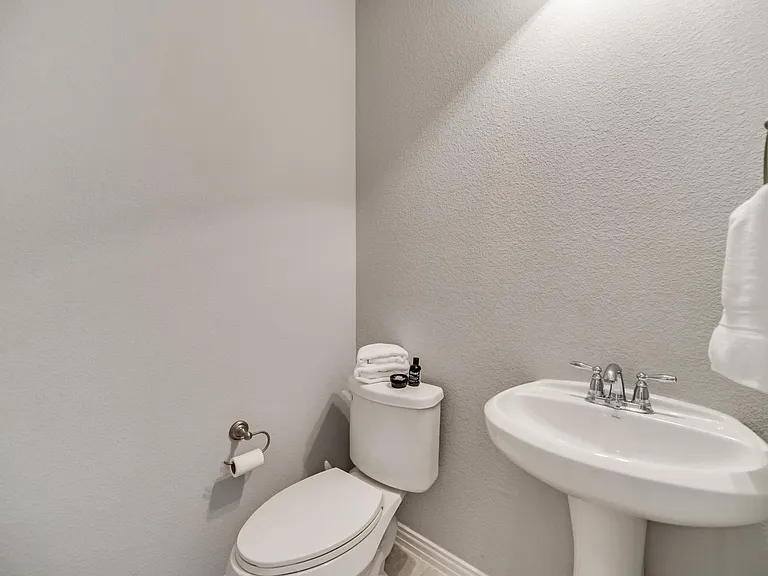 916 Brookville Ct — Photo 15