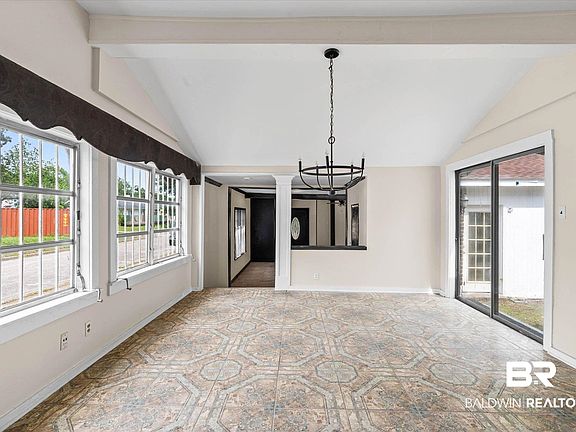 4th image of 851 Marine St