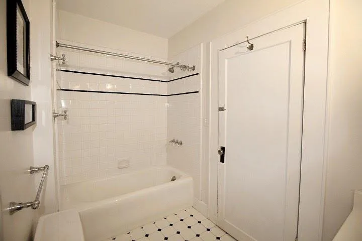 8 Colonial Pl — Photo 11