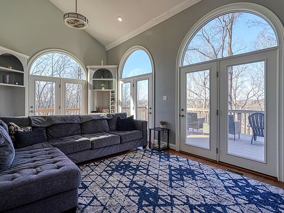 3rd image of 118 Sunset Dr