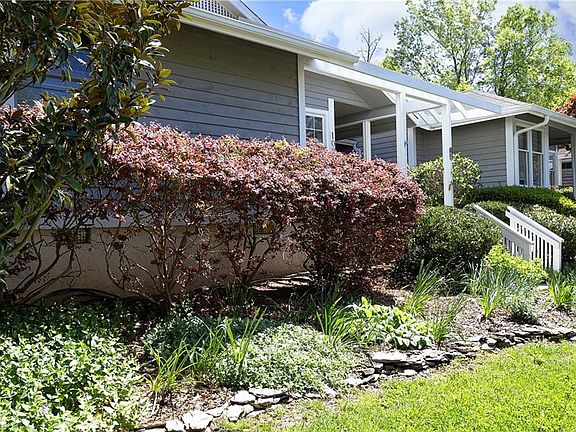3rd image of 108 Elmwood Cir