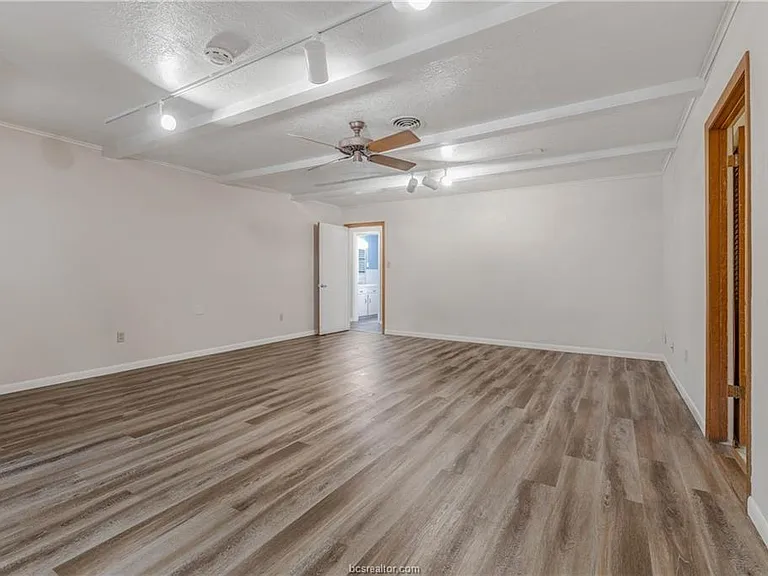 902 Holik Dr — Photo 9