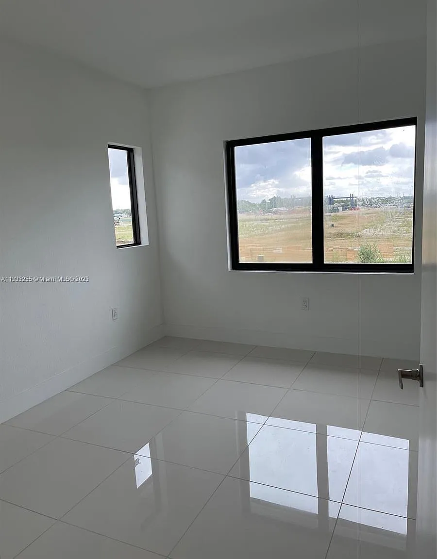 5 bed, 4.5 bath, 2281 sqft, $3,000 — Photo 4