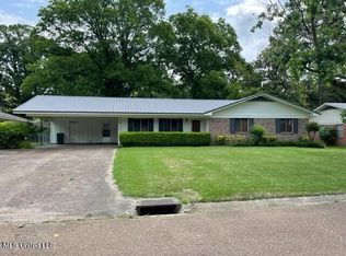 2044 Country Club Dr, Yazoo City, MS 39194
