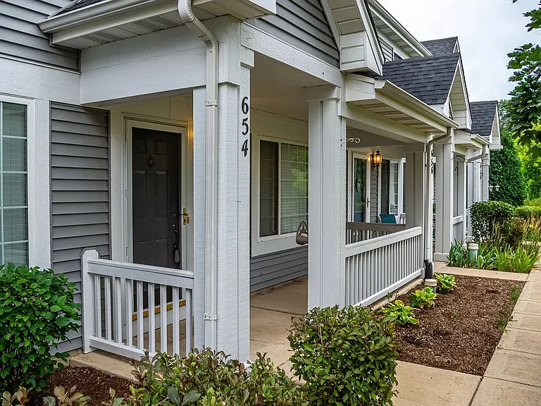 654 Lincoln Station Dr — Photo 21