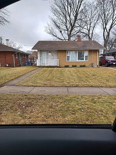 2nd image of 360 Merrill Ave
