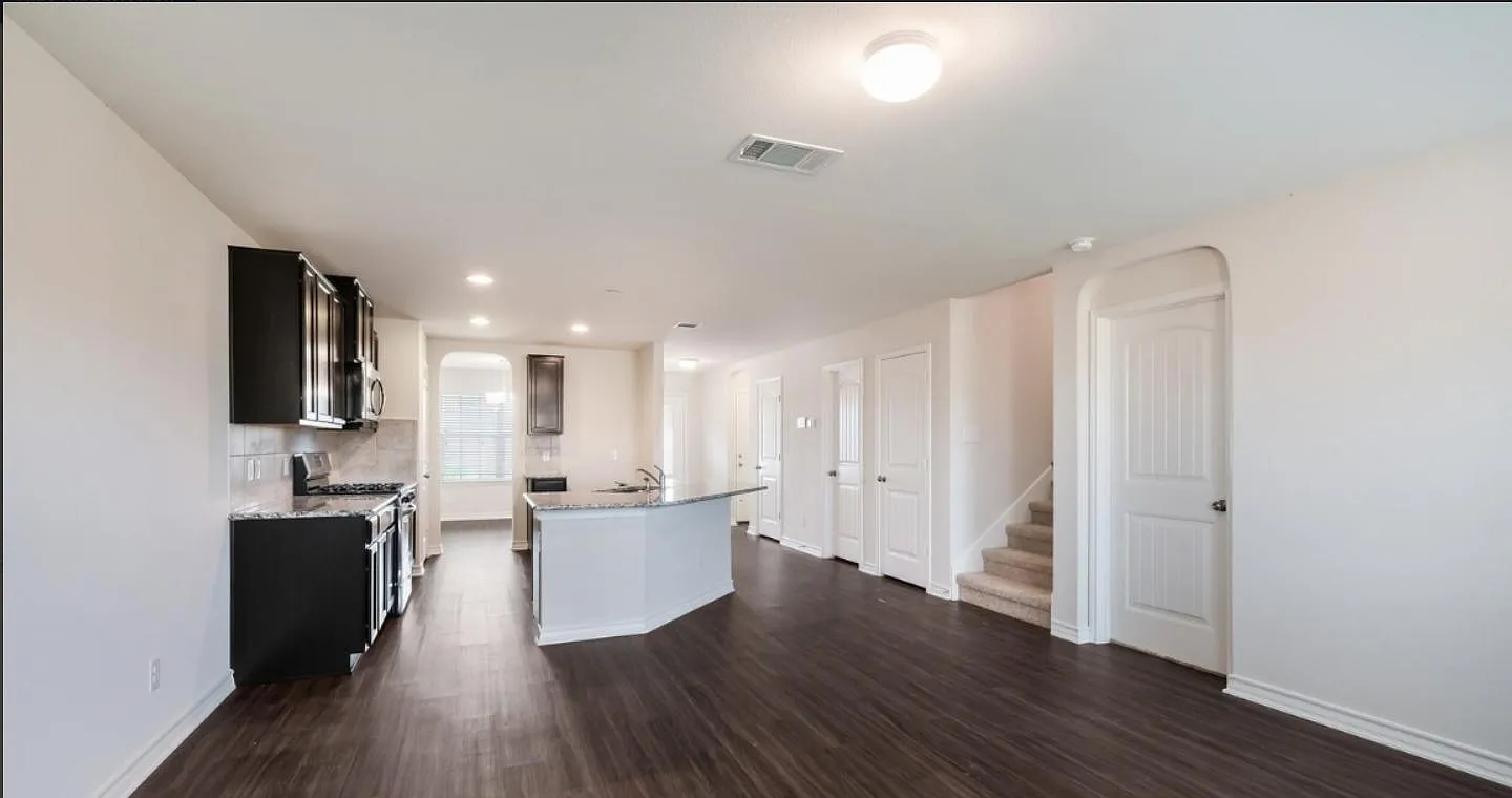 5 bed, 3.5 bath, 2678 sqft, $2,500 — Photo 4