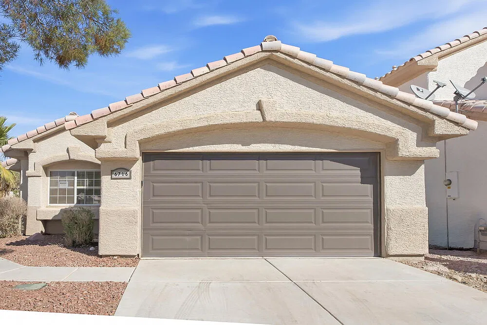 3 bed, 2.0 bath, 1272 sqft, $2,045 — Photo 1