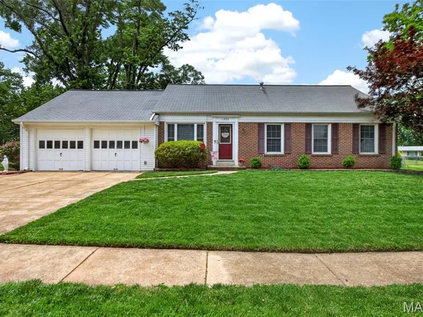 1375 Burning Tree Dr, Florissant, MO 63033
