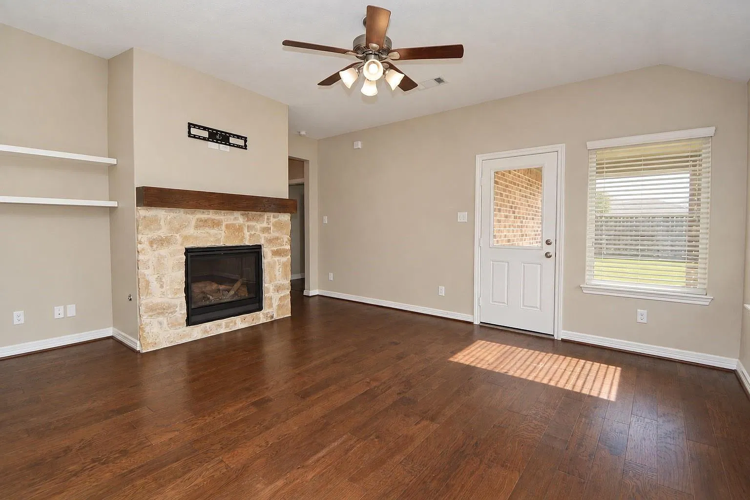 3 bed, 2.5 bath, 2151 sqft, $2,150 — Photo 3