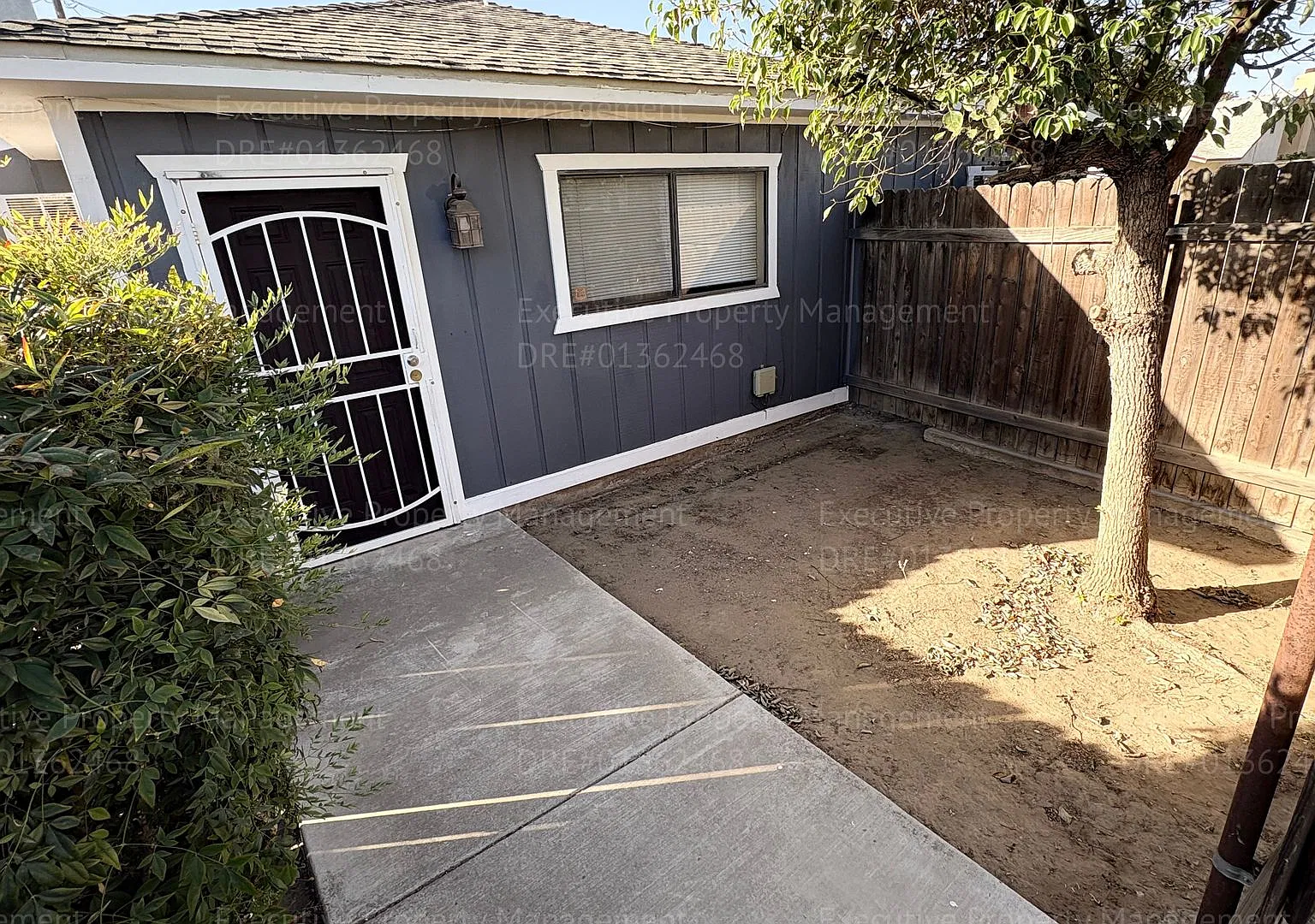 2115 Lester St — Photo 2