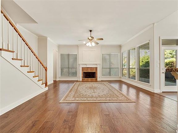 5th image of 1018 Creek Ct