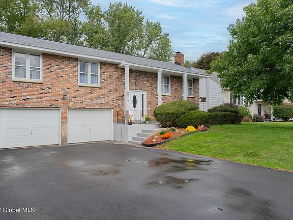 3rd image of 7 White Birch Ct