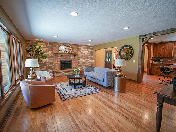 3rd image of 706 Woodland Dr