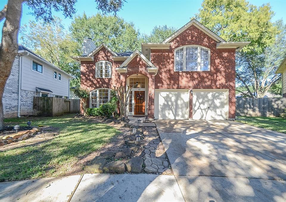 You don't want to miss this gem on a cul de sac! This absolutely lovely 3 bedroom, 2.5 bath home is light and bright and move-in ready with numerous updates! Move-in ready!