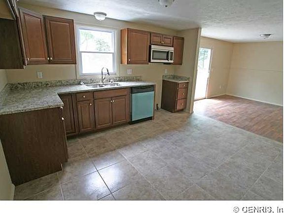 3rd image of 11 Blossomdale Cir