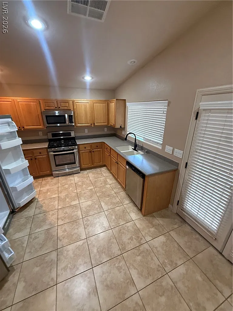 4 bed, 3.0 bath, 1672 sqft, $2,050 — Photo 2
