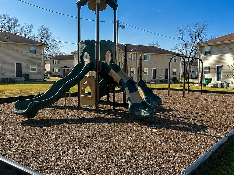 Colonial Manor — Photo 15