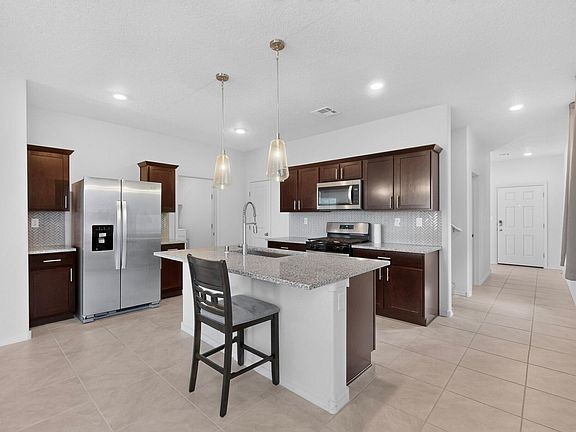 4th image of 2449 Balcomie Rd NE