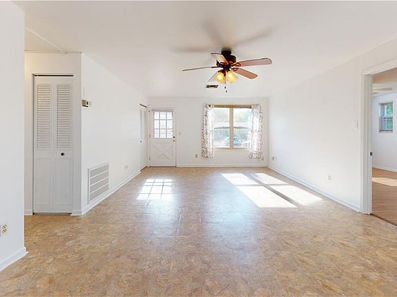 3rd image of 4475 Essex Ln