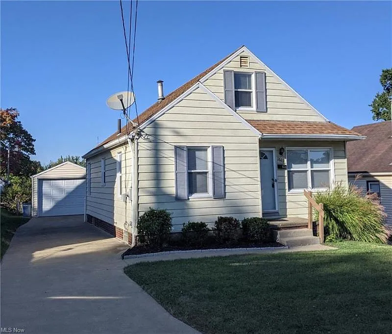 1611 Warrick Pl NE photo 1