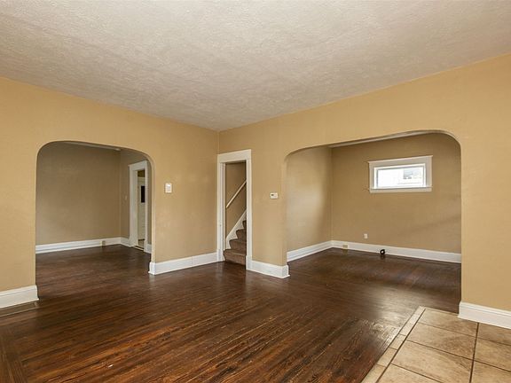 3rd image of 815 N Saint Louis Blvd