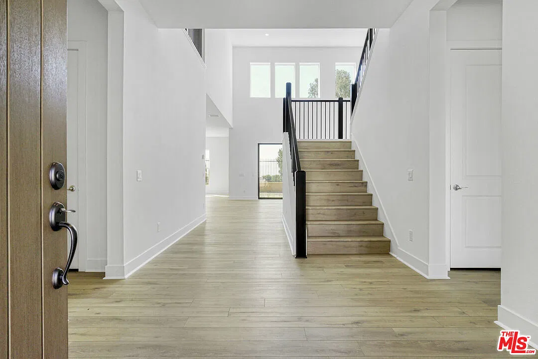 5 bed, 4.5 bath, 4709 sqft, $8,500 — Photo 4