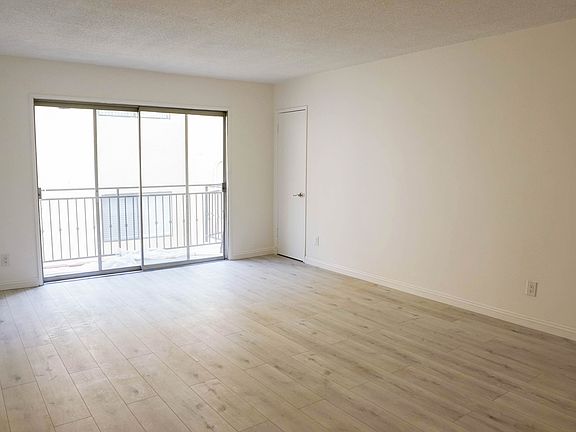 3rd image of 849 S Plymouth Blvd