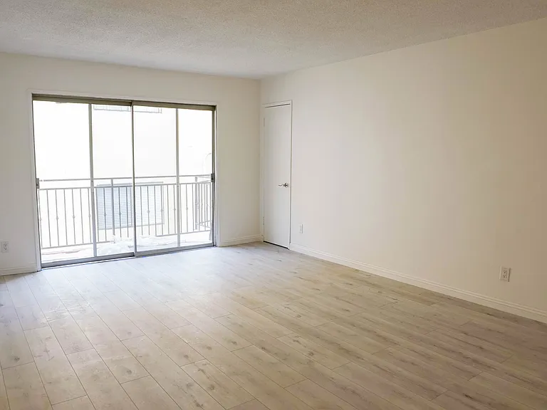 849 S Plymouth Blvd — Photo 3