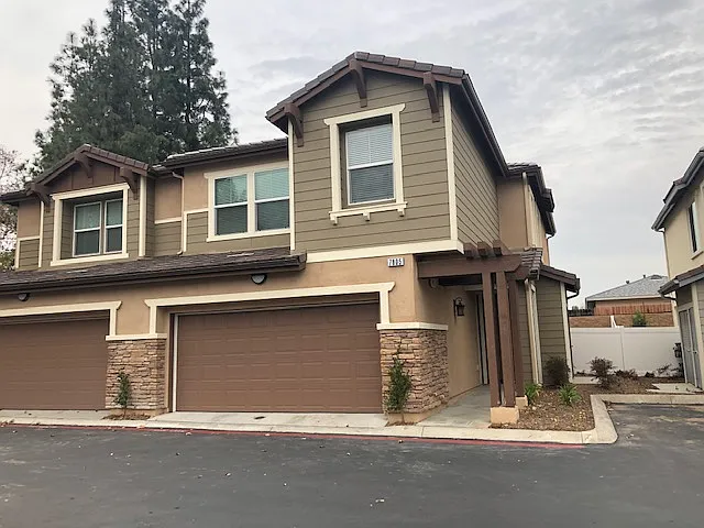 5 bed, 1939 sqft, $3,600 — Photo 2