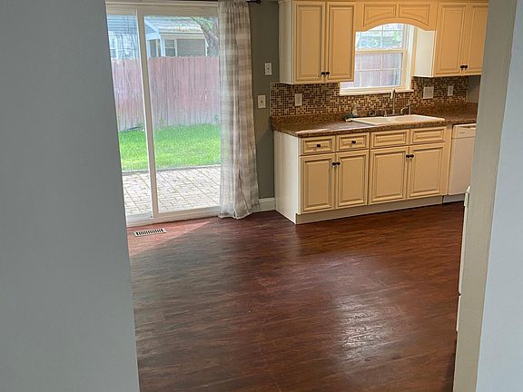 3rd image of 33882 Beachpark Dr