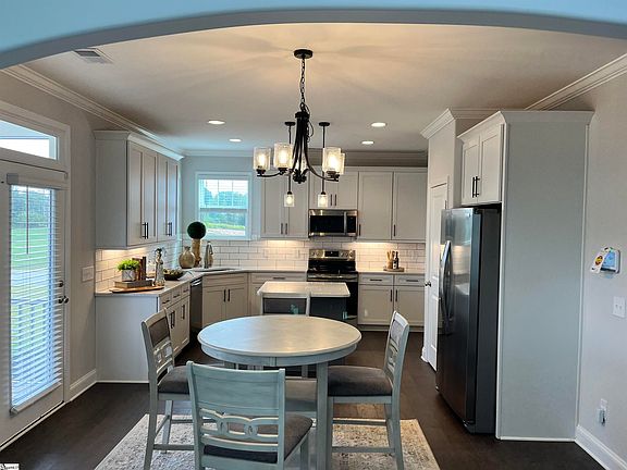 3rd image of 200 Montview Cir