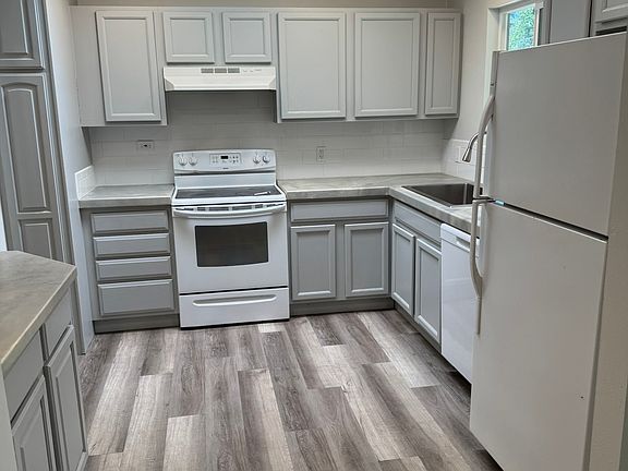 4th image of 914 Querida Dr