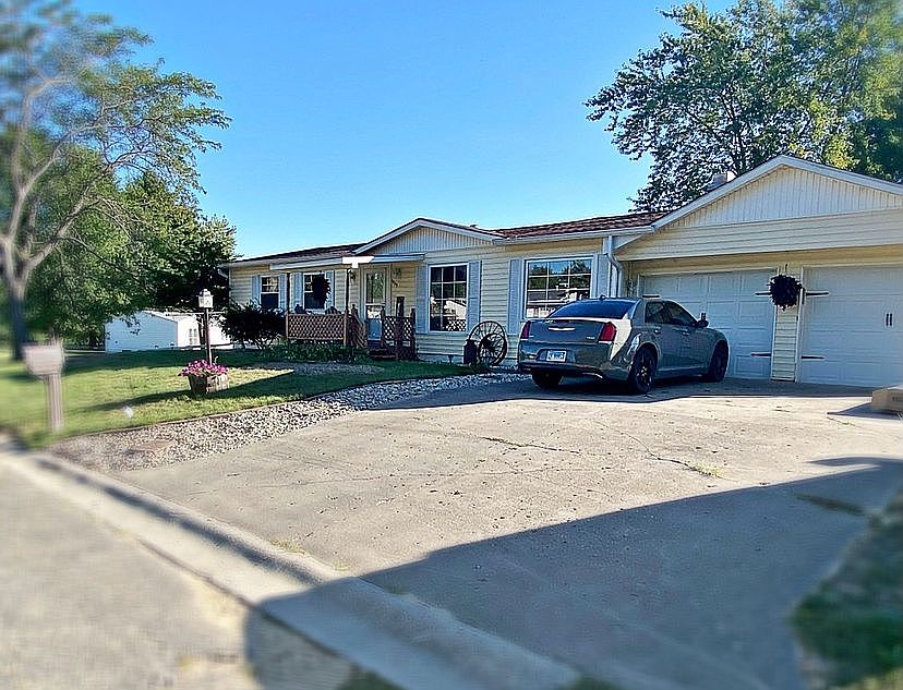 1st image of 1929 Dartmouth Dr