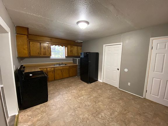 5th image of 122 Deforest Ave #2