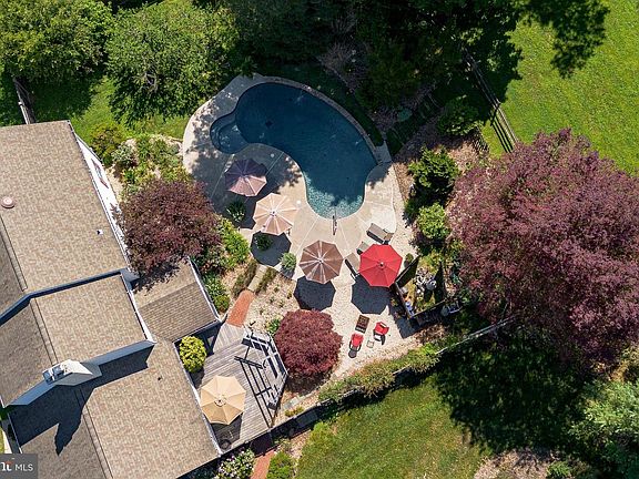 2nd image of 1002 Farm Ln