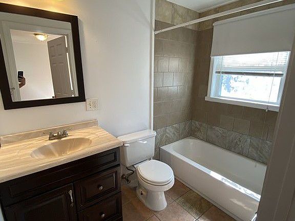 4th image of 830 Pleasant St #1