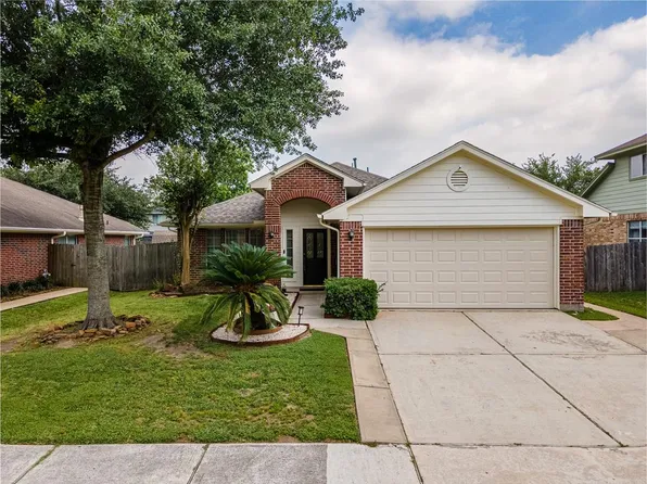 915 Christopher Ln, Baytown, TX 77521