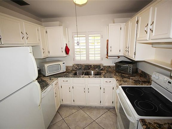 5th image of 8 Vista Palm Ln APT 101