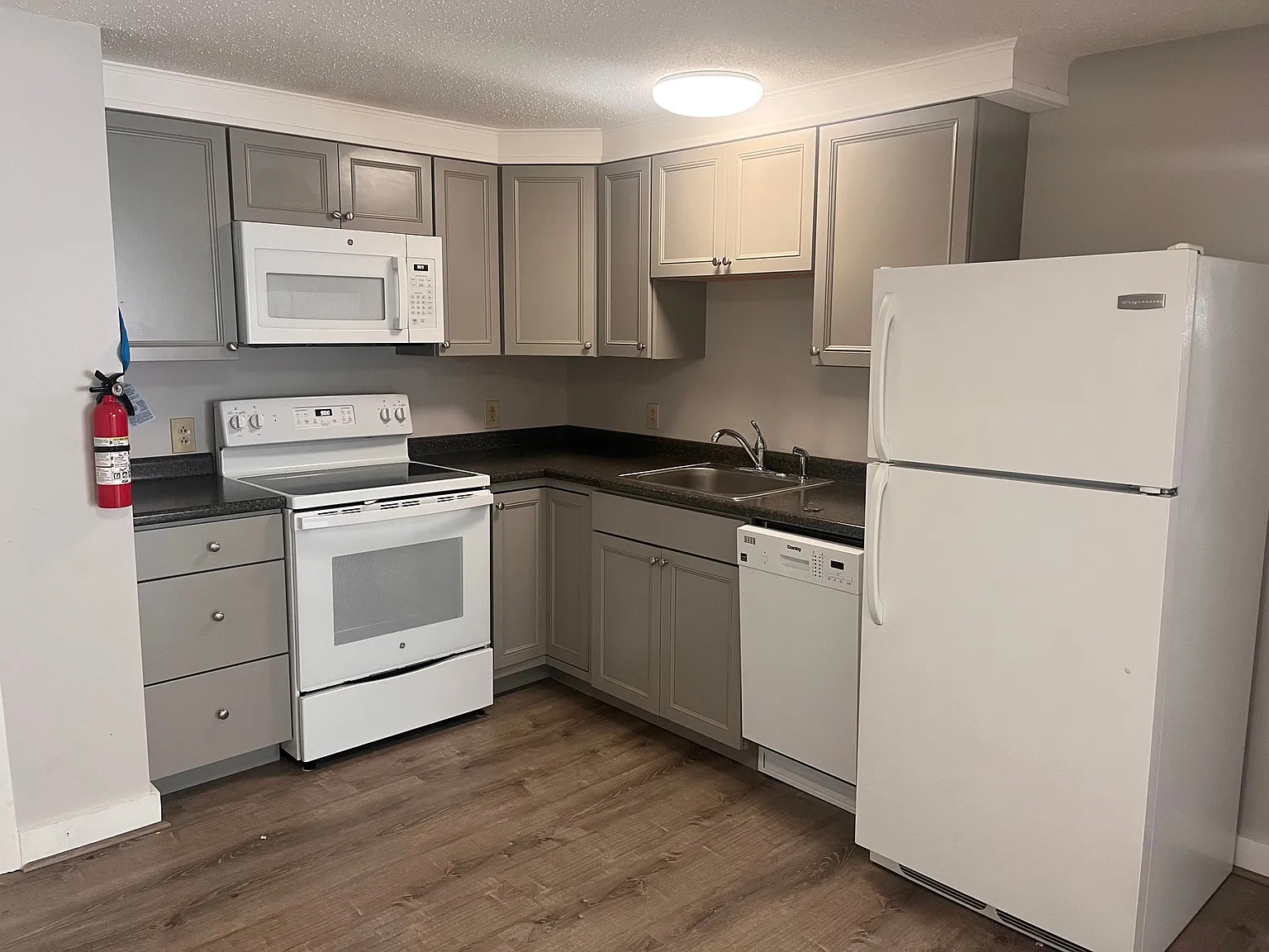 2 bed, 650 sqft, $2,200 — Photo 3