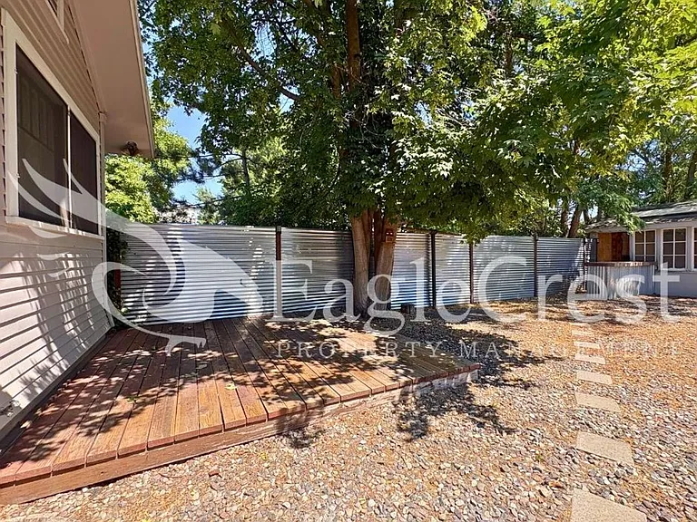 304 S Division St — Photo 73