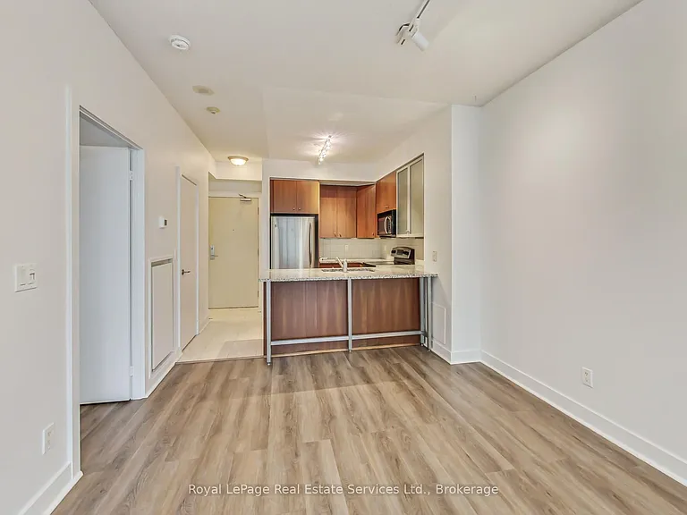 438 King St W #402 — Photo 8