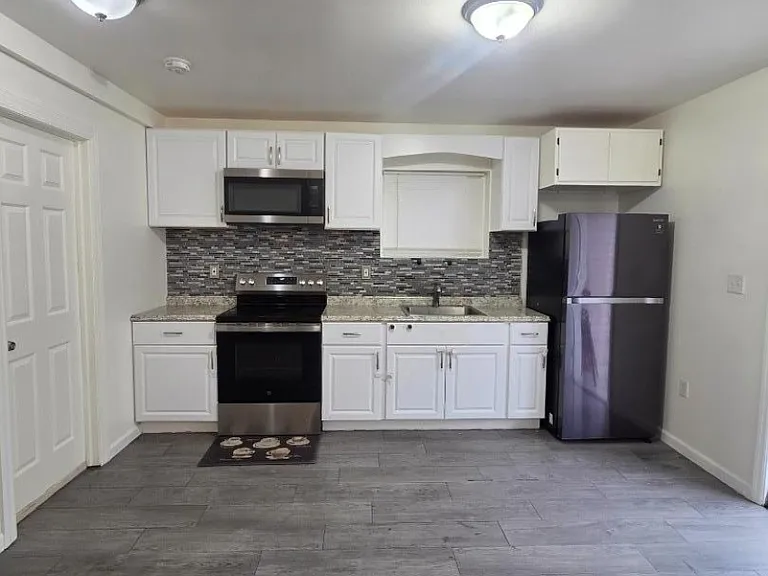 329 Pine St — Photo 1