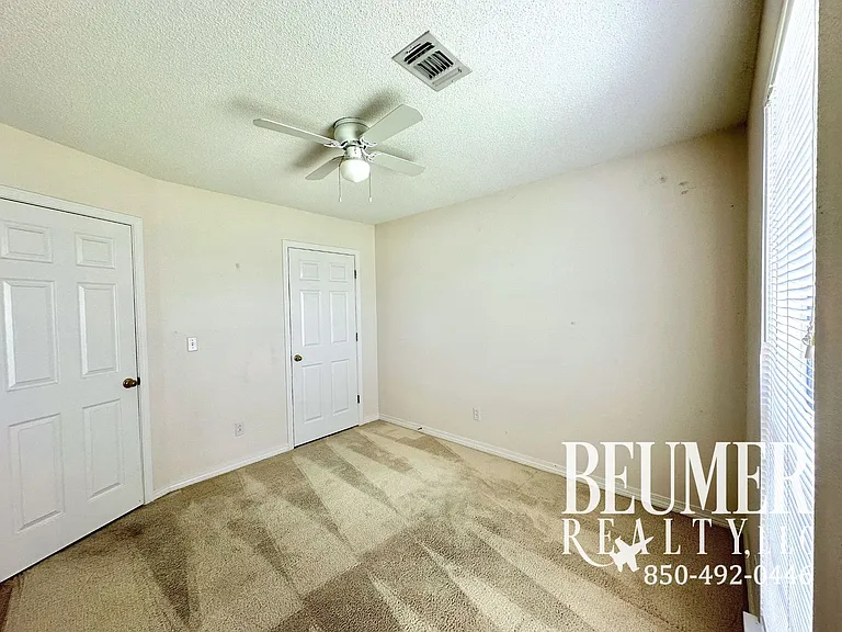136 Carrier Dr — Photo 15